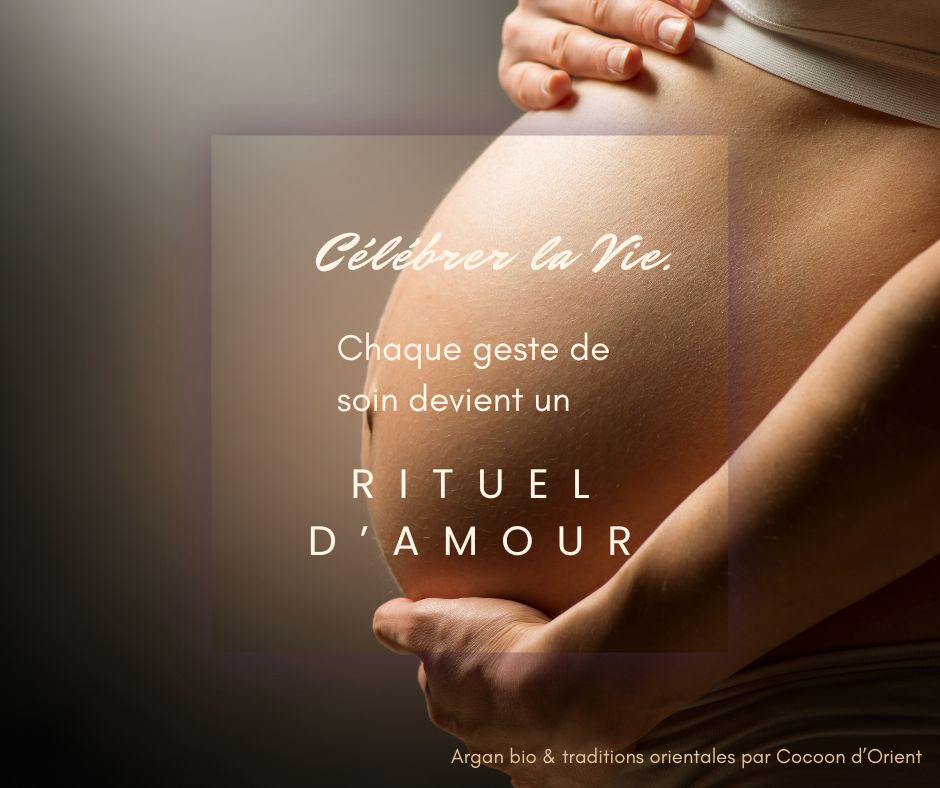 Femme enceinte tenant tendrement son ventre – Rituel d’amour à l’huile d’argan bio pour future maman – Cocoon d’Orient